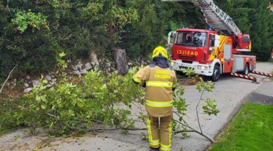 Veter postaja vse močnejši: poglejte, katere regije bodo ponoči na udaru (foto: Facebook/Gasilci PGD Preddvor)