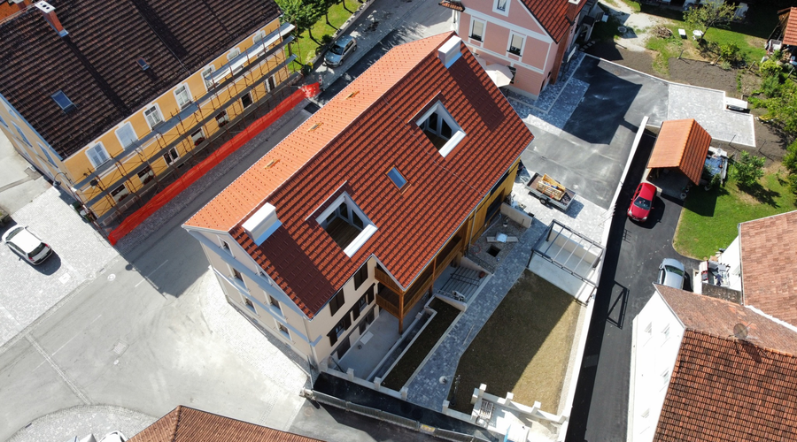 1,7 milijona evrov za sedem neprofitnih stanovanj: parkirišče, dvorišče, celo letna kuhinja (poglejte, kako do njih) (foto: Občina Kozje)