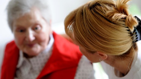 Alzheimerjeva bolezen demenca pozabljivost spomin starostnica starost skrb