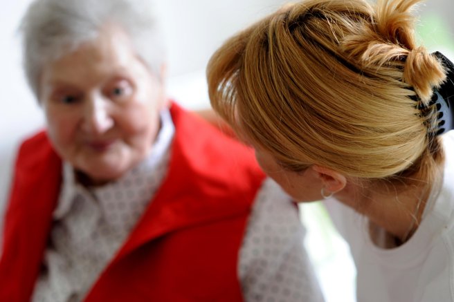 Alzheimerjeva bolezen demenca pozabljivost spomin starostnica starost skrb