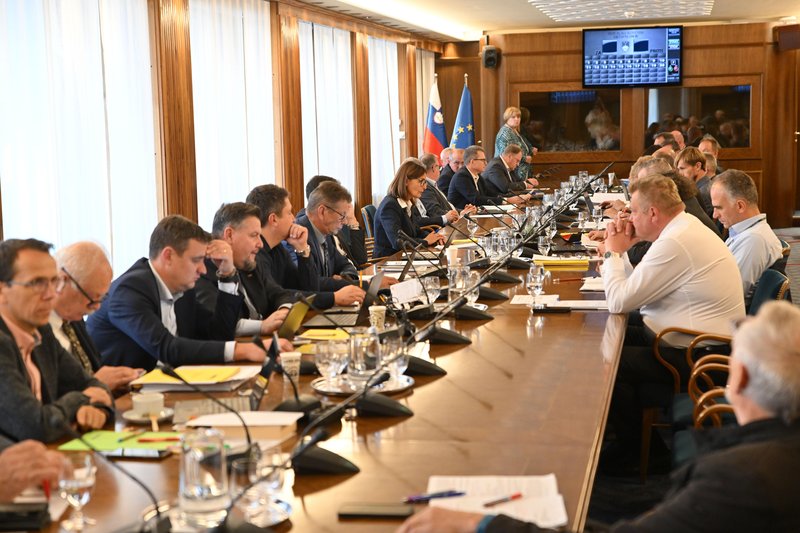 Seja odbora državnega zbora za infrastrukturo, okolje in prostor. Razpravljali so glede Teša.