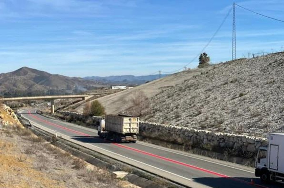 Preprost, a učinkovit trik, s katerim so drastično zmanjšali število prometnih nesreč: ceste pobarvali z ... (foto: n332.es)