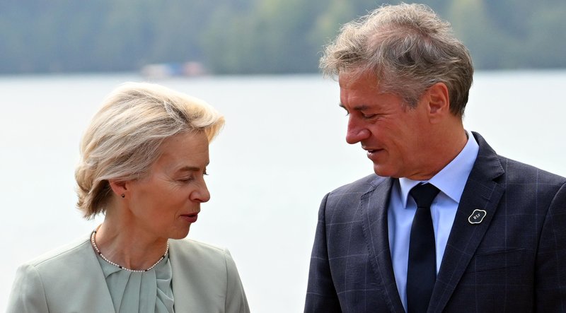 Premier Robert Golob je zavrnil očitke o političnih pritiskih iz Bruslja.