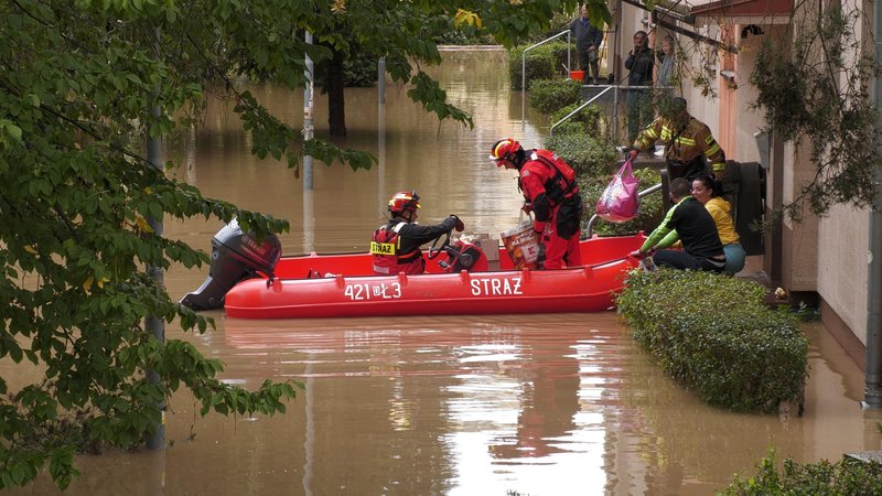Poplave v Kłodzku na Poljskem. Na cestah skozi mesto je okoli 3 metre vode. Gasilci s čolni rešujejo in oskrbujejo ljudi. Prisotna je tudi vojska.