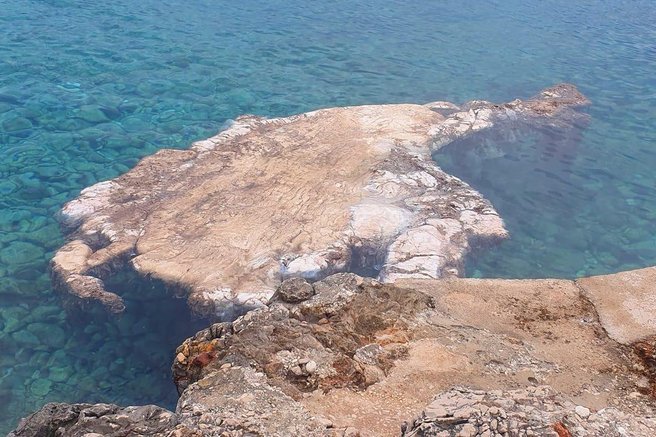 Kaj se dogaja na Hvaru? Turisti se zgražajo nad prizorom na plaži (FOTO)