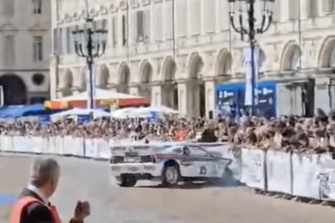 Avto trčil v ograjo in zbil ljudi