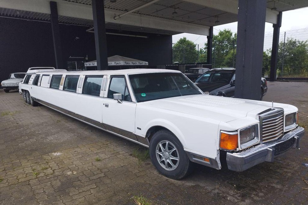 Prednji del limuzine Lincoln Continental