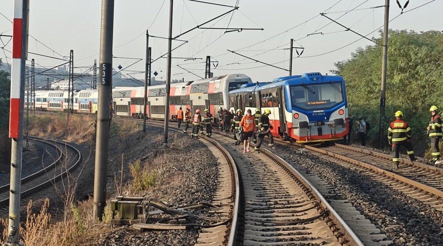 Trčenje vlakov v Pragi: več deset poškodovanih (FOTO) (foto: Twitter/beernews24)