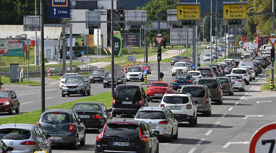 Ljubljančani nestrpno čakajo razbremenitev te pomembne ceste - kdaj bo postala šestpasovnica? (foto: BoBo)
