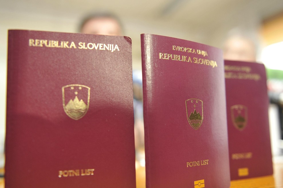 Znani najmočnejši potni listi na svetu: na katerem mestu je pristal slovenski? (foto: BOBO/TINA KOSEC)