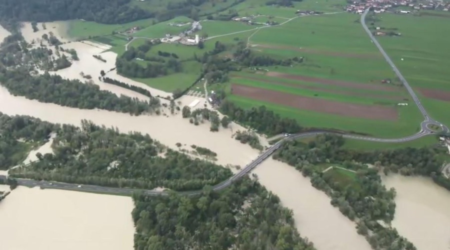 30 Slovencev ostalo ujetih v dolini: ponoči je vreme povzročalo veliko težav, naslednje ure pa prinašajo nove izzive (FOTO in VIDEO) (foto: Facebook/Občina Tolmin/posnetek zaslona)