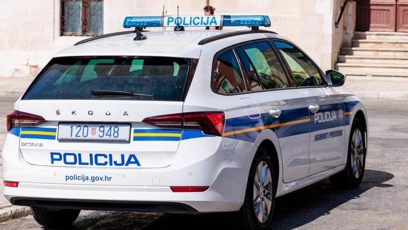 Policija pridržala starše dveletnice, ki je umrla zaradi hudih opeklin