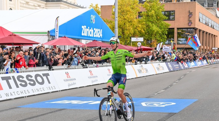 Prisrčen posnetek: ob zmagi Tadej Pogačar najprej stekel v objem  ... (VIDEO) (foto: Profimedia)