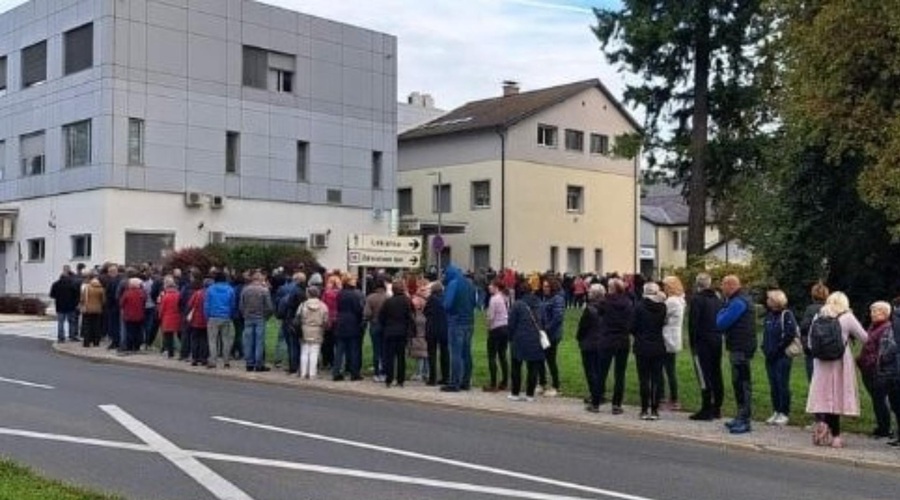 Pred zdravstvenim domom v Slovenski Bistrici že od ranega jutra čaka več sto ljudi: vsi si želijo le eno (FOTO in VIDEO) (foto: Omrežje X/Mitja Irsic)