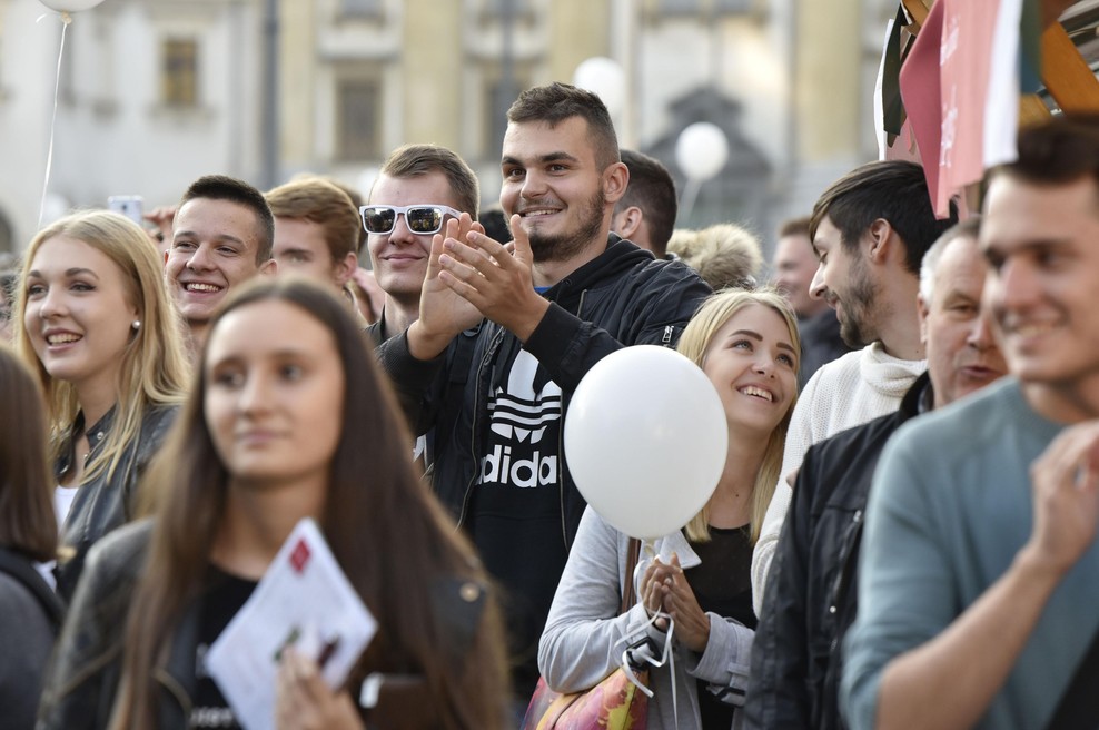Slovenske univerze s tradicionalnim sprejemom pozdravljajo več kot ... (foto: BOBO/ZIGA ZIVULOVIC JR.)