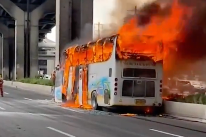 Šolski izlet se je končal tragično: v gorečem avtobusu umrlo okoli 25 ljudi