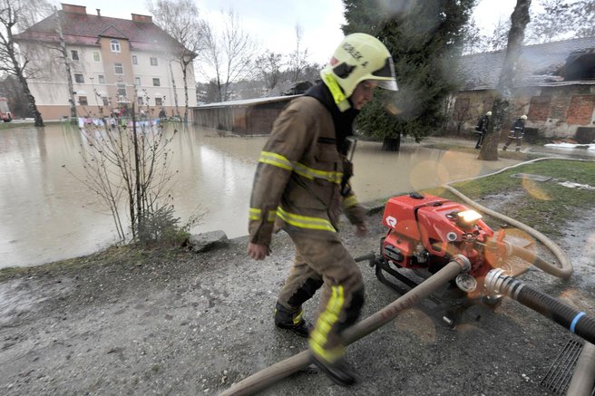 gasilec gasilci poplave reka nevihta dež padavine vreme