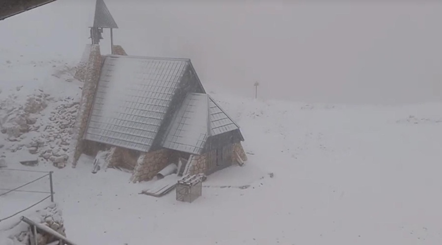 Zima si je odprla vrata v Slovenijo: zapadel je prvi sneg, pričakujejo, da ga bo zapadlo več kot ... (VIDEO) (foto: TikTok/22b33b44b/posnetek zaslona)