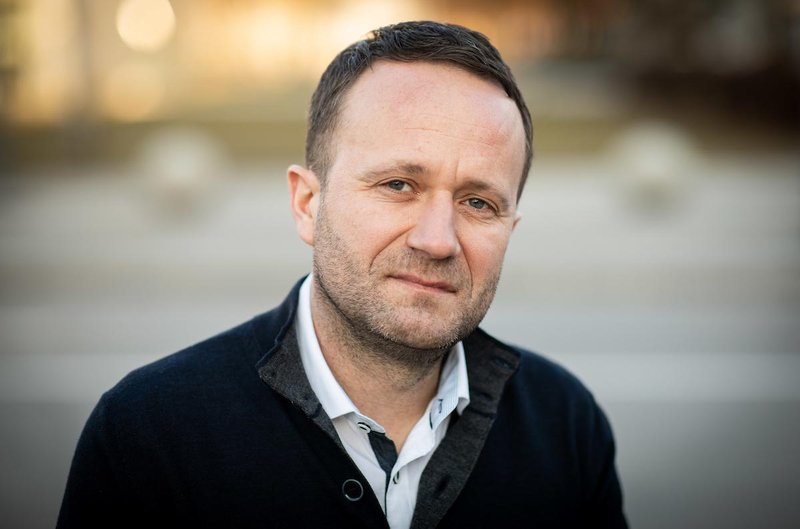 Strokovnjak Sebastjan Kristovič poudarja negativne posledice zaslonov na otroke.