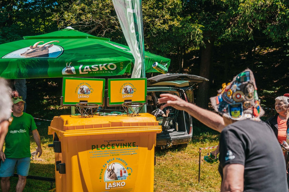 V okviru projekta »Laško Bivak za bele vrhove« s hribov v manj kot štirih mesecih odstranili 117 tisoč praznih pločevink (foto: promocijska fotografija)