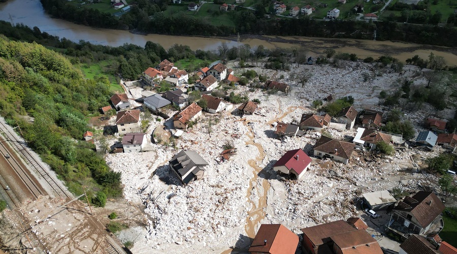 Dramatični prizori iz Donje Jablanice, kjer pogrešajo 40 ljudi. Čeprav uradne informacije potrjujejo 20 mrtvih, se bojijo, da je število žrtev še veliko večje. (foto: Denis Kapetanović/Pixsell/Bobo)