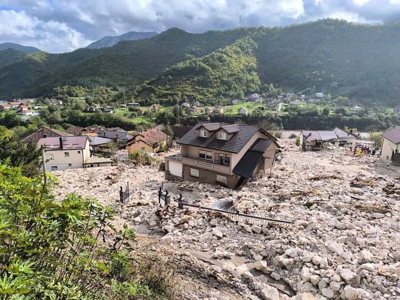 Med iskanjem pogrešanih so slovenski reševalci naleteli na truplo v grozljivem stanju, kar le še dodatno kaže na obseg katastrofe.