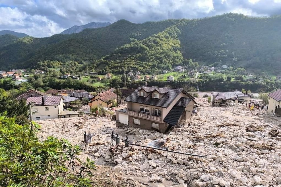 Med iskanjem pogrešanih so slovenski reševalci naleteli na truplo v grozljivem stanju, kar le še dodatno kaže na obseg katastrofe. (foto: Neurje.si/Facebook)