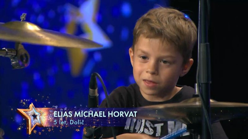 Elias je pokazal svoj talent in zaigral na bobne.