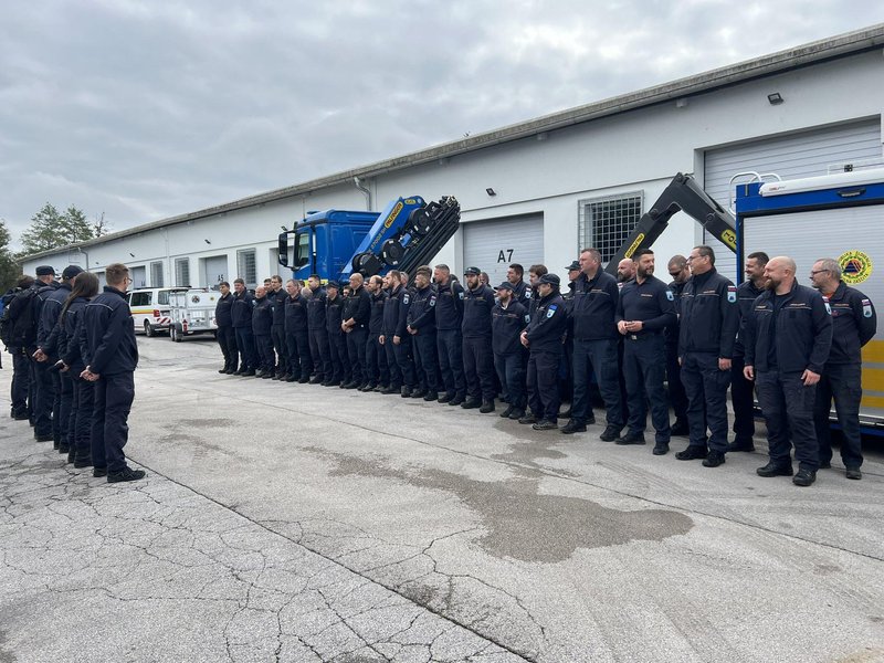 Pripadniki Uprave Republike Slovenije za zaščito in reševanje pred potjo v Bosno in Hercegovino, kjer pomagajo pri iskanju pogrešanih oseb po obsežnih poplavah in zemeljskih plazovih.