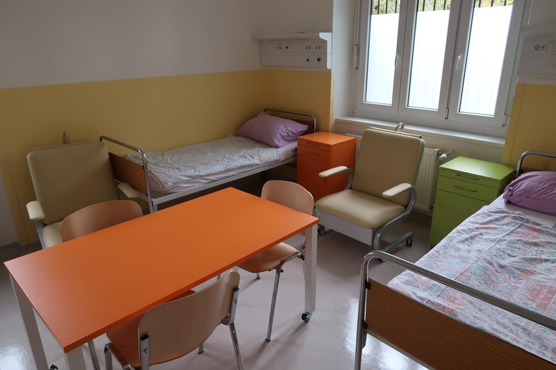 Prenovljeni prostori prav tako omogočajo, da poleg otrok na oddelku ostanejo tudi starši.