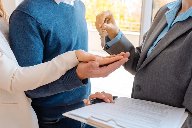 Lastnica stanovanja razburila splet: "Kdo naj plača novo pipo – jaz ali najemnik?"