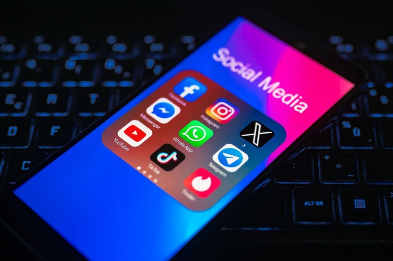 socialna omrežja, tiktok, instagram, fb, algoritem