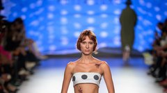 Kakšna lepotica! Hči znane Slovenke na modnem dogodku v središču pozornosti (FOTO)