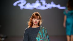 Kakšna lepotica! Hči znane Slovenke na modnem dogodku v središču pozornosti (FOTO)