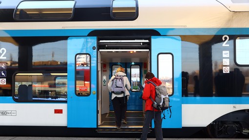 Dogajanje na slovenskih vlakih preseglo vse meje: "Uležejo se čez štiri sedeže, se sezuvajo ..."