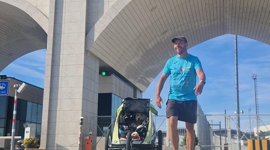 Oliver Tič in njegova psička na poti okrog sveta v Turčiji doživela nenavaden dogodek (foto: Oliver Tič/Facebook)