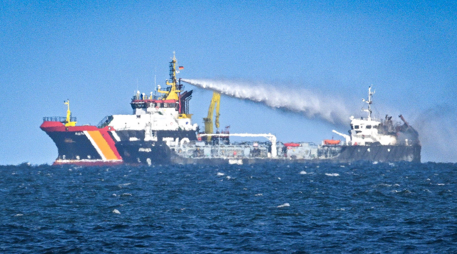 Drama na morju: na tankerju, ki prevaža 640 ton nafte, odjeknila eksplozija (foto: Profimedia)
