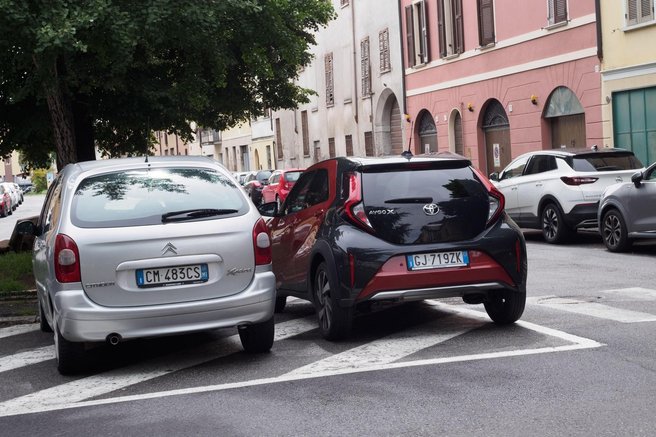 nepravilno parkirani avtomobili