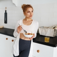 Ženska jé obrok po vadbi