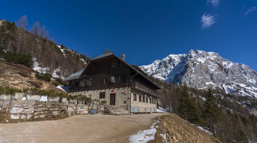 Priljubljenega planinskega doma ne želijo prodati: niti 1,2 milijona evrov ni bilo dovolj (foto: Ticarjevdom.si)