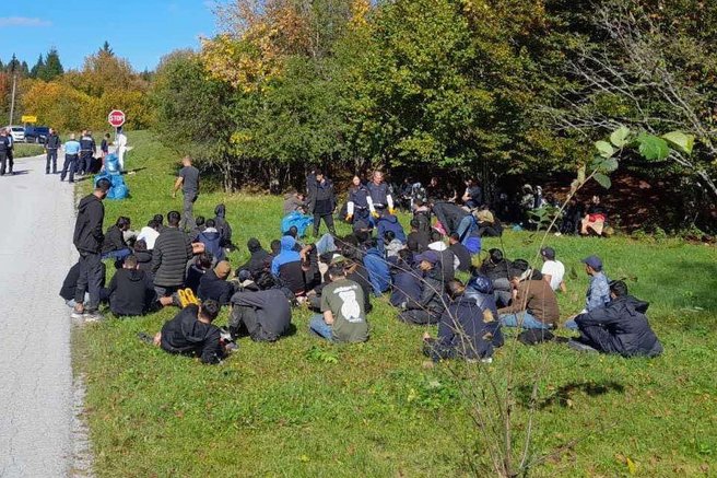 Alarmantno stanje blizu državne meje: policisti prijeli skupino 94 oseb (FOTO)