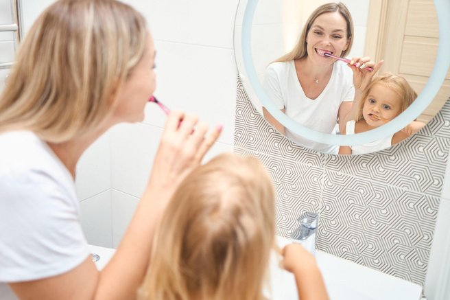 zobne ščetke umivanje zob mama otrok