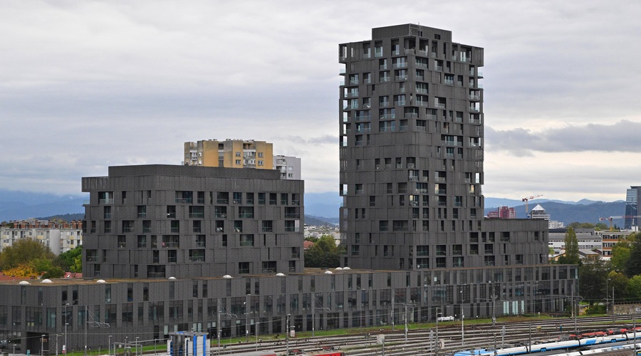 Ena najbolj prestižnih ljubljanskih zgradb ni tako popolna, kot se zdi: težave se kar vrstijo ... (foto: Bobo)