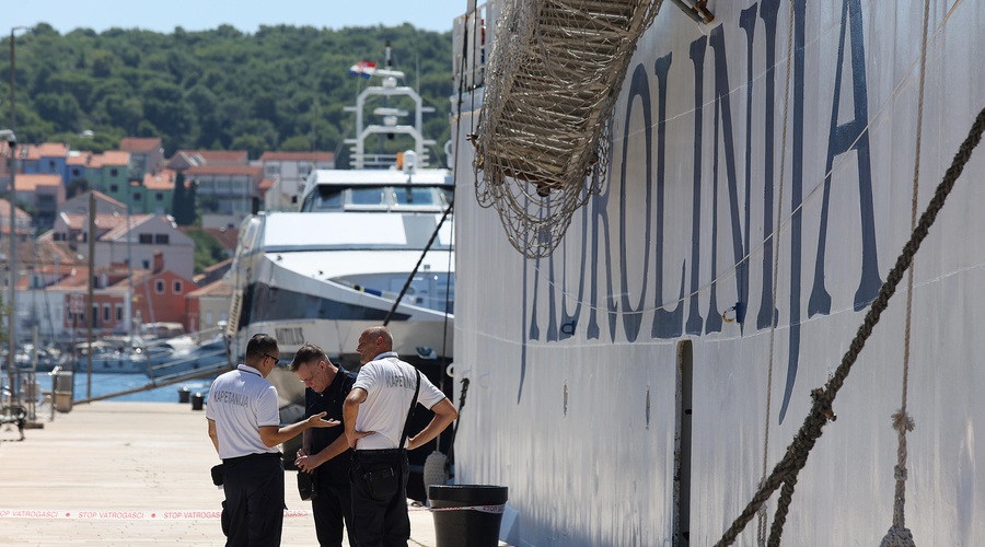 Želeli so na hrvaški otok, a se niso mogli izkrcati iz trajekta: ne boste verjeli, kaj je bila težava in kaj so naredili z ladjo, polno ljudi (foto: BOBO/Nel Pavletic)
