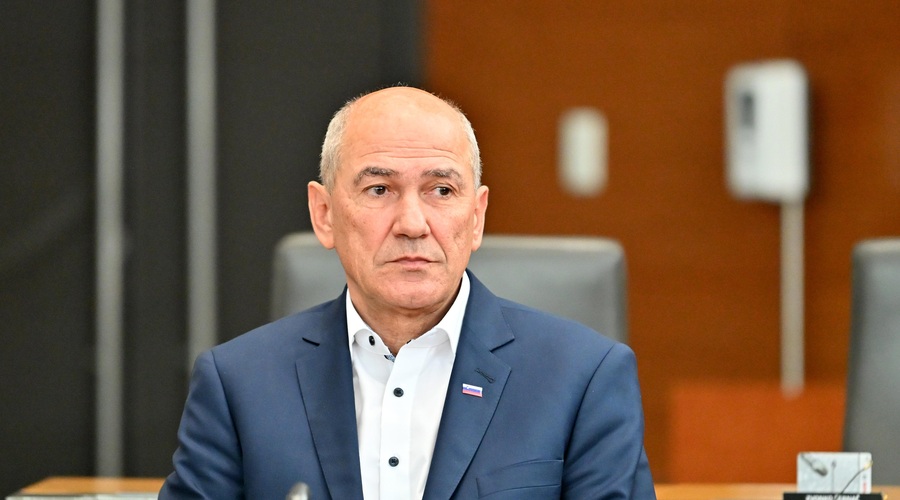 Zapis, zaradi katerega je moral na sodišče: Janez Janša čaka na odgovor, ali bo moral res ... (foto: BOBO/Igor Kupljenik)