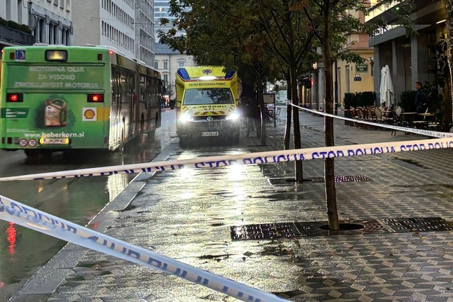 Kaj se dogaja v središču Ljubljane? Pred znanim hotelom je mrgolelo policistov (FOTO)
