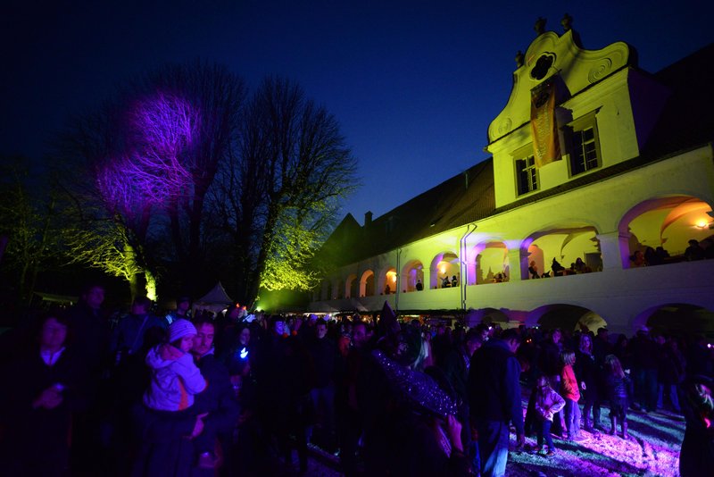 Gradfest je doslej vedno potekal v Dvorcu Rakičan, ki pa je kulturni spomenik.
