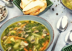 Trik kuharjev za najboljše juhe in enolončnice: zgostite jih brez prežganja in smetane, uporabite ta (nepričakovan) dodatek