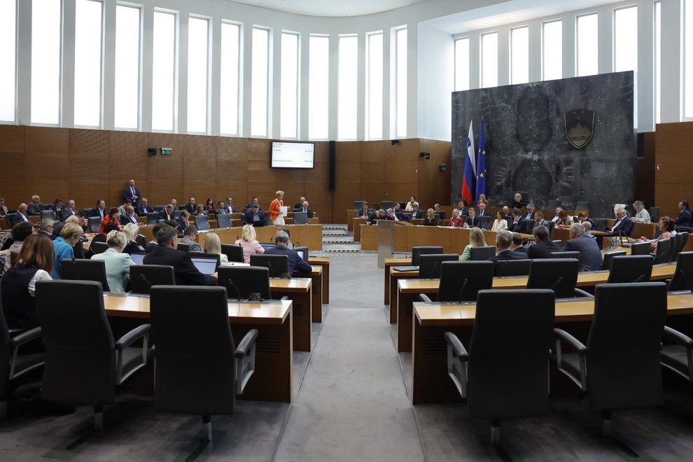 politika politiki poslanci državni zbor parlament