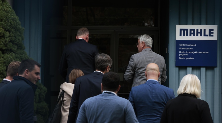 Golob in Han v iskanju rešitev za avtomobilski sektor po napovedi odpuščanj (foto: BOBO/BORUT ŽIVULOVIĆ)